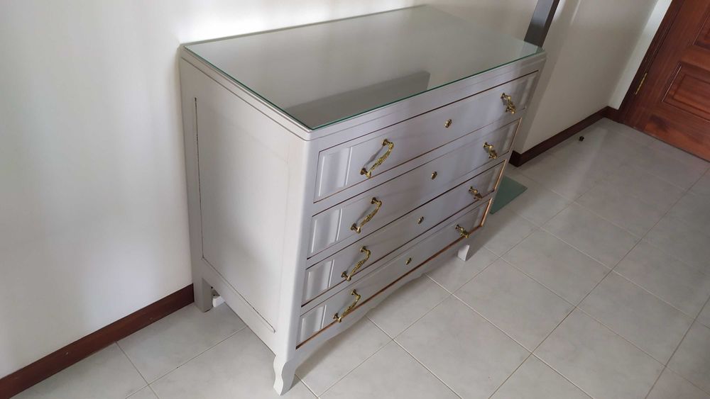 Cómoda antiga em bom estado