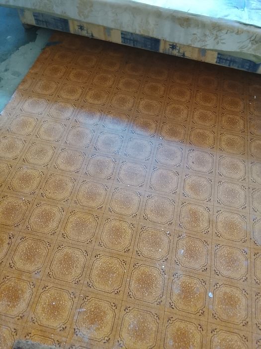 Продам линолеум , три куска на 11 кв,м.