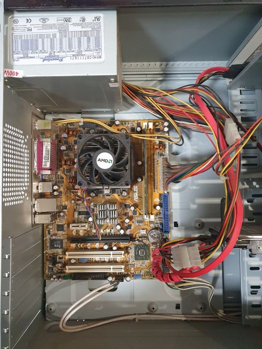Системный блок настольного компьютера Asus с дисководом.