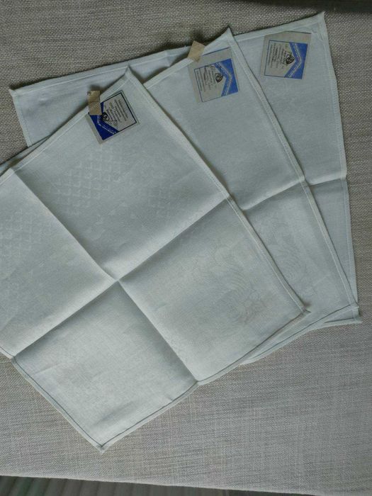 Продам скатертину білу жакардову лляну, та серветки.