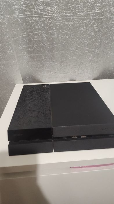 PlayStation 4 (PS4) Fat + 2 Jogos (The Crew 2 e Far Cry 5)