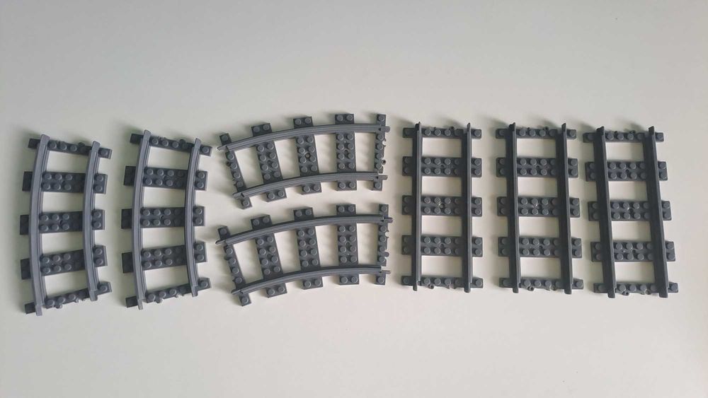 Конструктор LEGO City "Трамвай і вокзал у центрі міста" (60423) vs (60205)