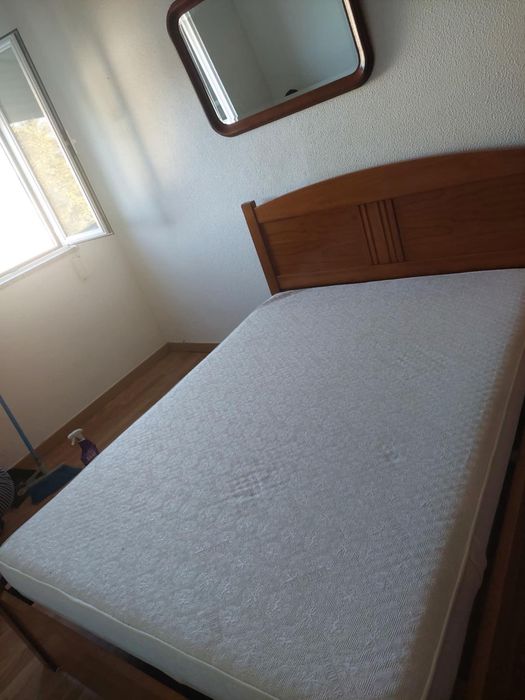 Cama pinho mel com 2 mesas de cabeceira + Colchão