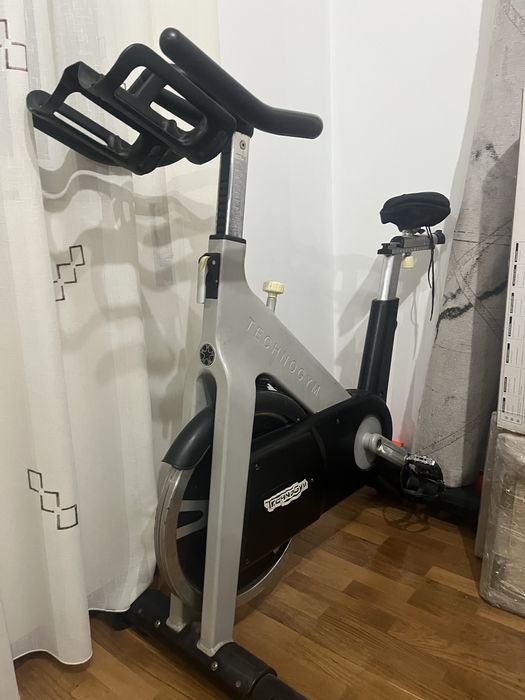 Bicicleta TechnoGym Group Cycle