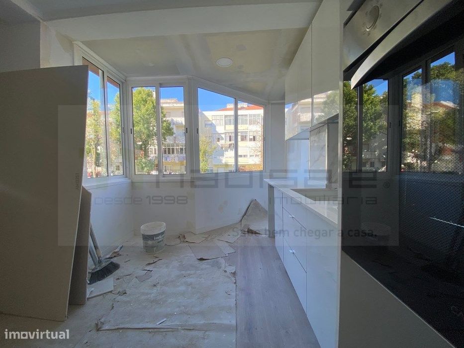 T3 Renovado com Suite | Excelente Localização | Amadora