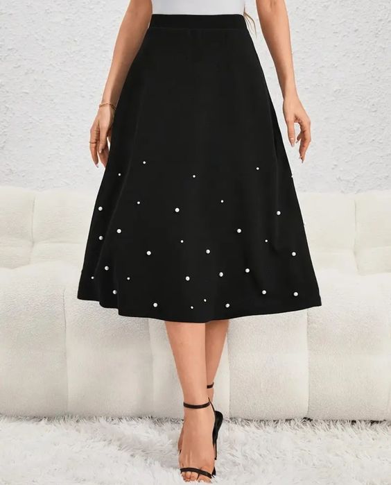 Елегантна чорна спідниця з високою талією та перлинними прикрасами