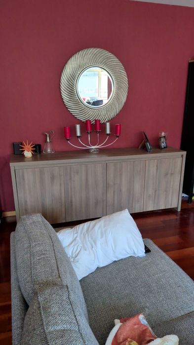 Móveis de sala, madeira castanha e acinzentada. Conjunto de mesa, aparador, louceiro, móvel de tv