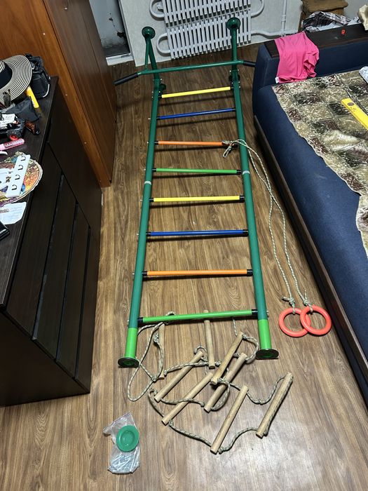 Продам шведську стінку з драбиною, турніком, канатом та кільцями.