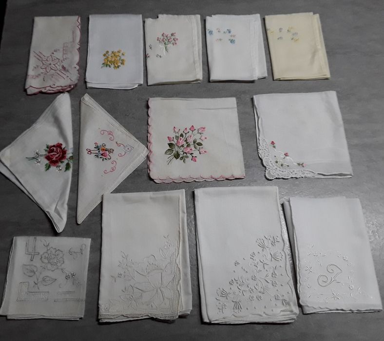 Lenços de mão de senhora vintage bordados ou com rendas