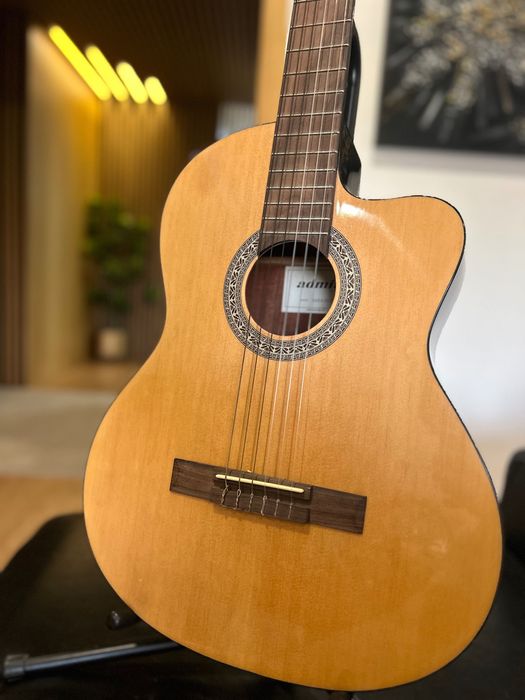 Guitarra ADMIRA SARA-EC T-38 em excelente estado ideal para iniciantes