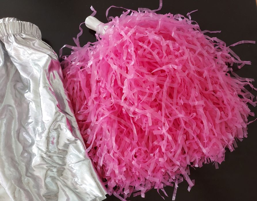 Fantasia de Cheerleader, mini-saia prateada e dois ponpons rosa