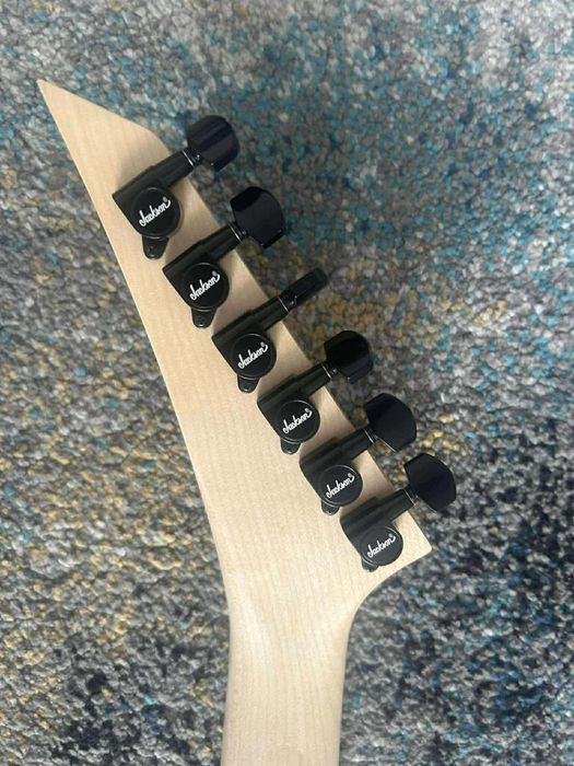 Gitara elektryczna Jackson JS32T King V + akcesoria