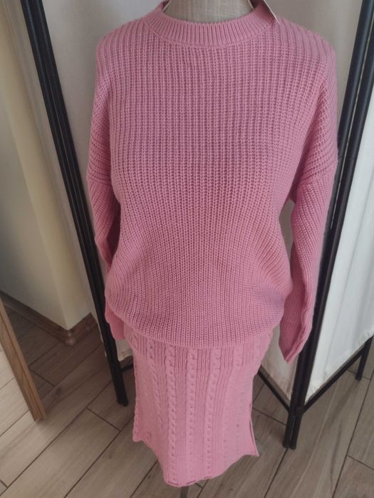 Komplet sweterek i spódniczka.