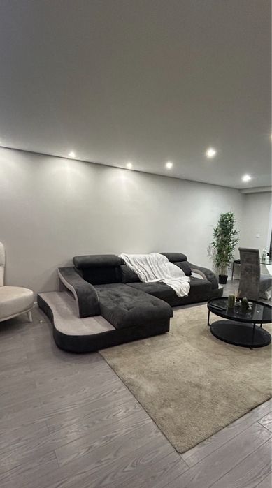 Sofá com chaise loungue e led , muito confortável