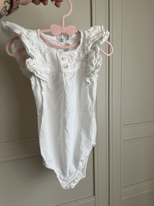 Biale nody z falbankami 92