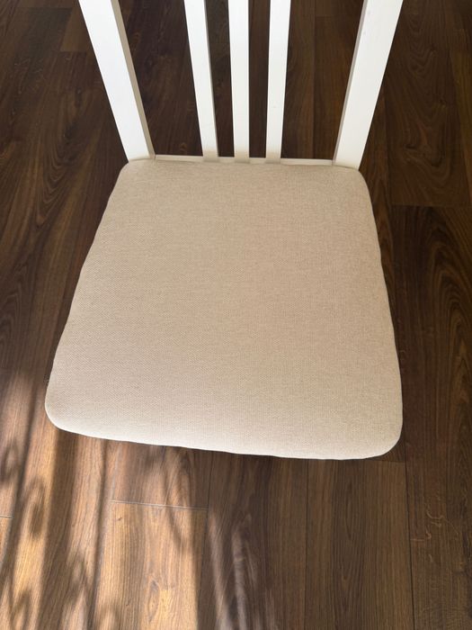 Стільці в гарному стані 4 штуки, комплектом