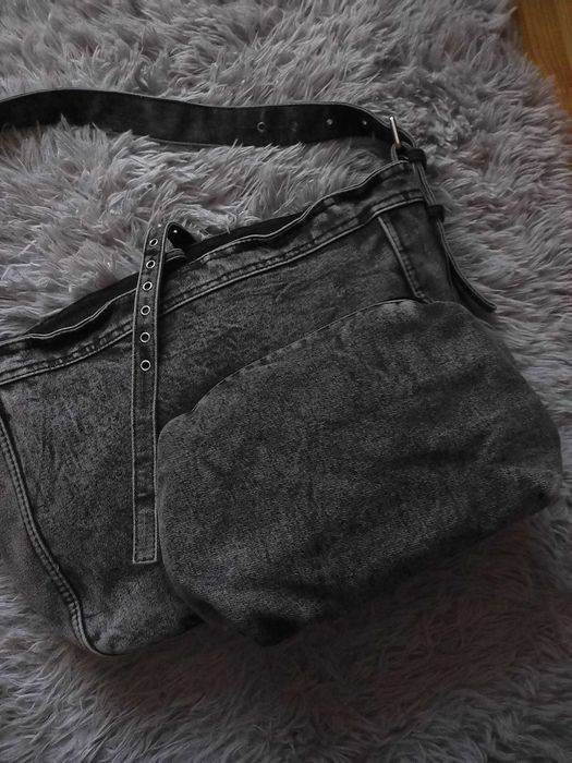 Nowa torebka hobo z efektem sprania z kosmetyczką w środku Reserved