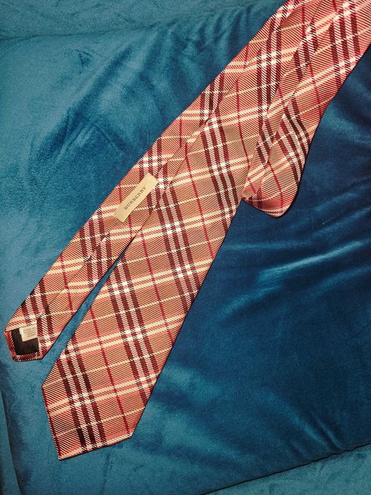 Klasyczny i modny krawat BURBERRY