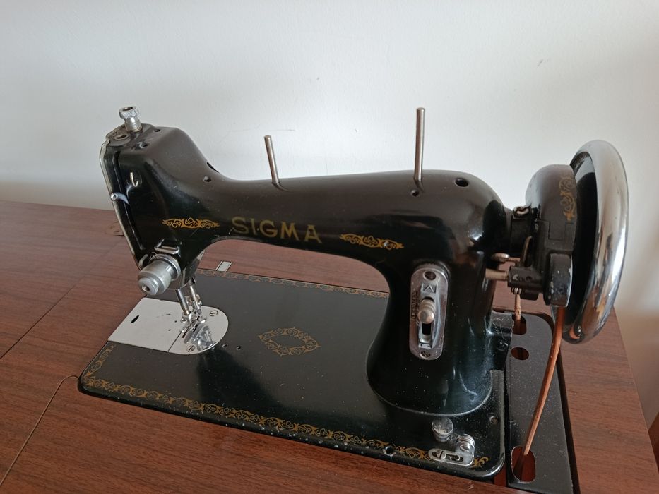 Móvel com máquina de costura Sigma