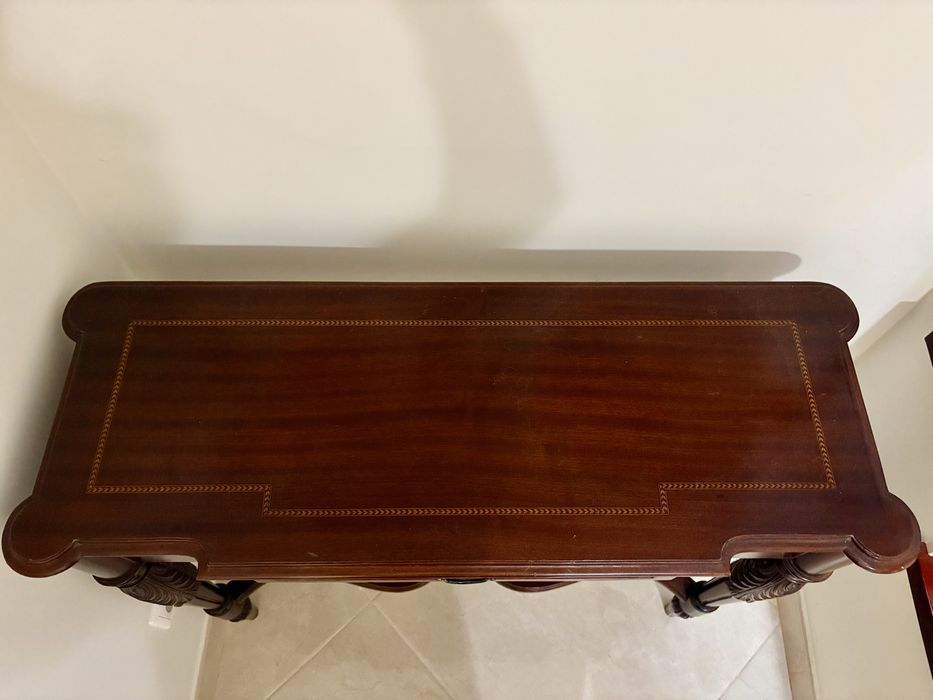 Consola elegante em madeira maciça