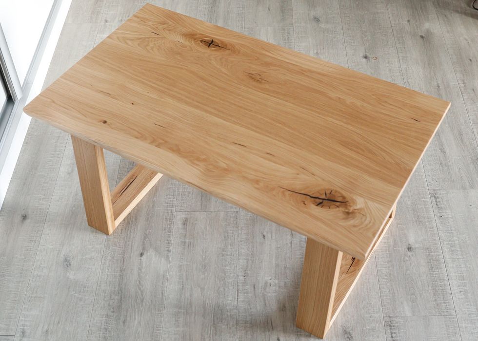 Dębowy stolik kawowy ,lity , trapezowe nogi , sęki