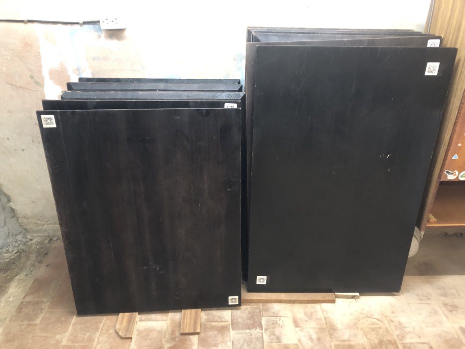 Стільниці з натуральної деревини в непоганому стані