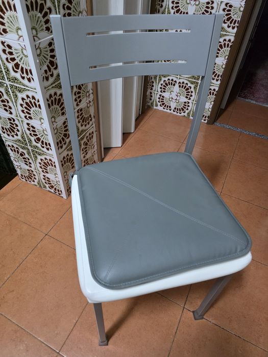 Cadeira de Jantar / Cozinha em Metal Cinzento com Almofada