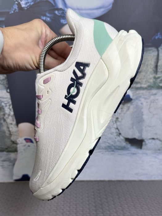 Hoka Arahi 8 кроссовки 42 размер беговые бежевые