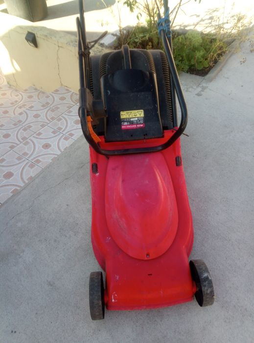 Máquina de cortar relva