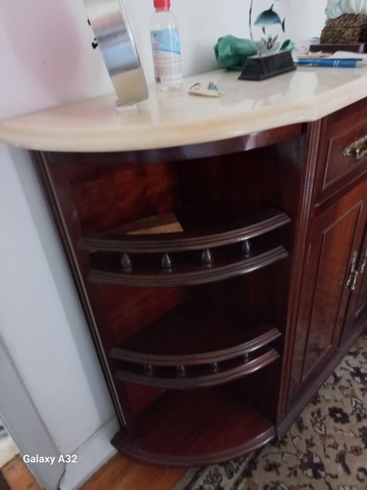 Credência mais espelho.