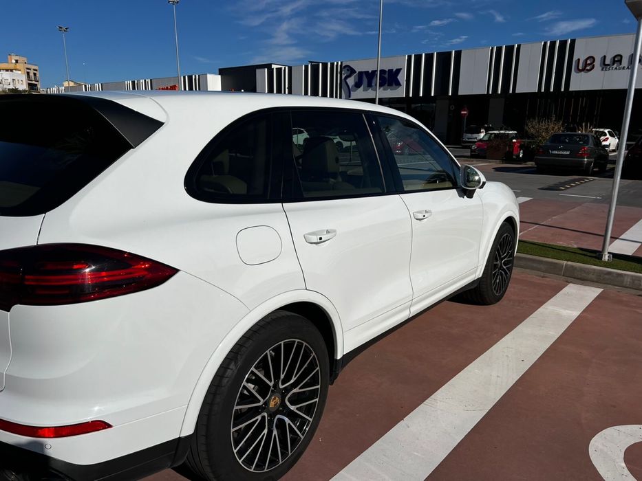 Продам  Porsche CAYENNE  2016 год