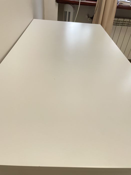 Białe biurko z drewnianymi nogami