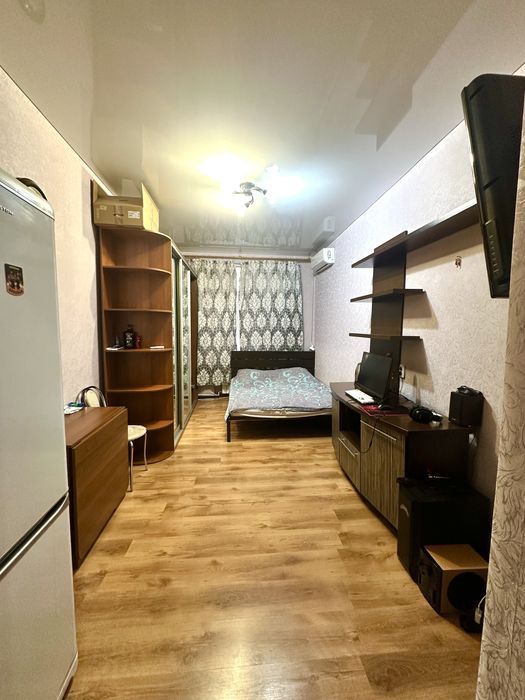 Продам гостинку 5 мин метро Защитников Украины , конный рынок