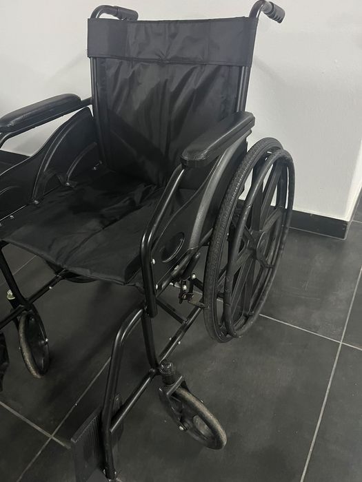 Cadeira de rodas dobravel com travão nas rodas e apoio de pés