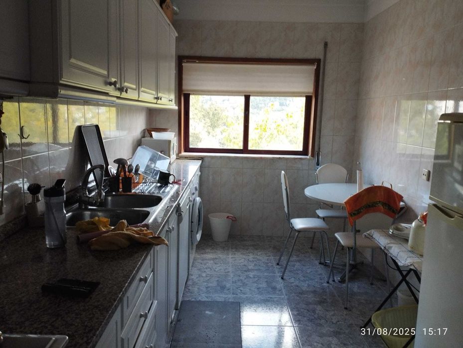 Quarto com cama de casal, casa de banho privativa, a 15 minutos da Universidade do Minho. Cozinha toda equipada e disponível a partir de 01/06.