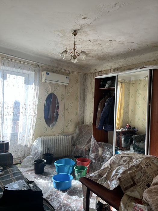 Продаж кімнати в 3 кімнатній квартирі