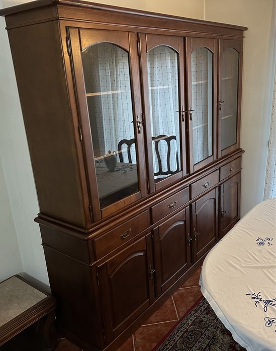 Cristaleira madeira maciça. Excelente estado.