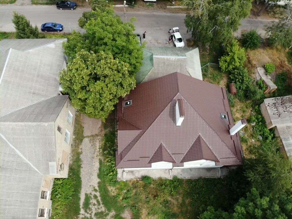 Двоповерхова комерційна будівля в центрі Шишак