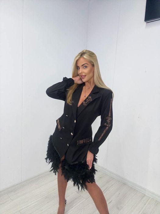 Elegancka sukienka marynarka pióra złote cyrkonie logo paparazzi