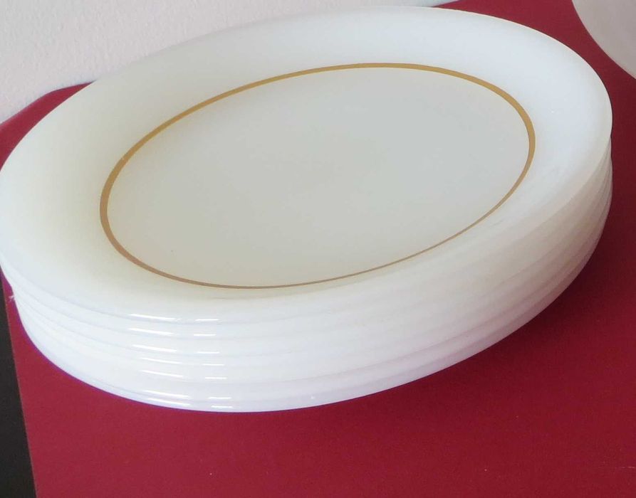 Pratos Sobremesa orlados dourado - 9 Unidades - Diâmetro: 19 cm