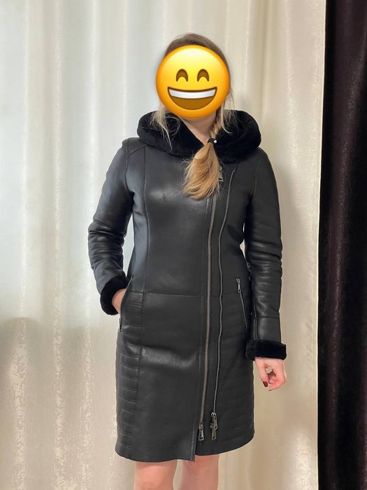 Дублянка жіноча чорна з овчини з капюшоном