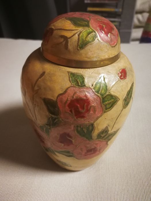 Pote decorativo em porcelana