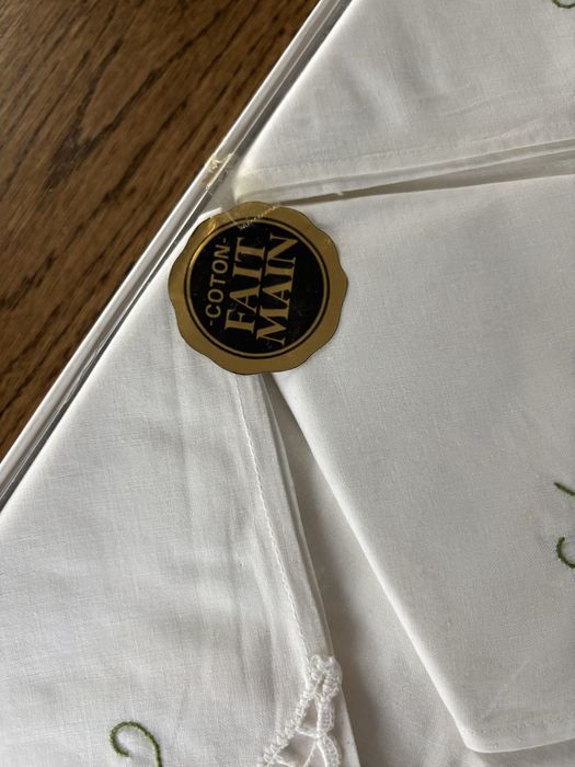 Toalha de mesa com crochê e bordado manual - Novo