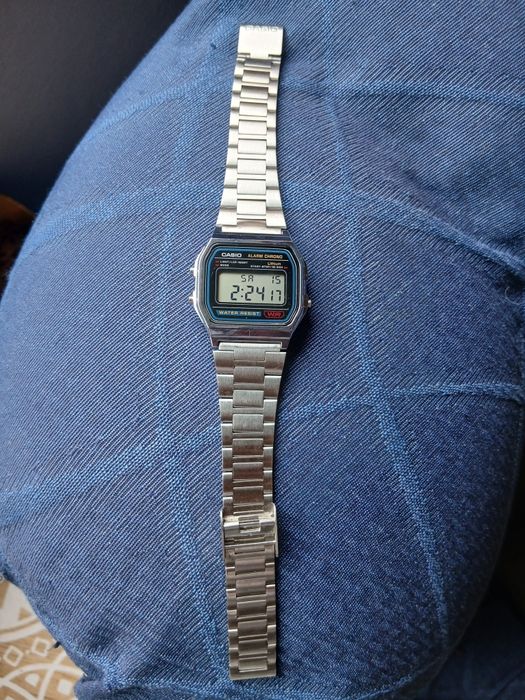 Vendo relógio casio, usei poucos dias, porque não posso usar este, int