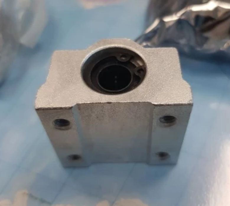 Vendo rolamento Linear de 12mm com suporte em alumínio para CNC ou 3D.