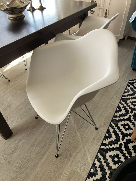 4 cadeiras modelo Eames Armchair
