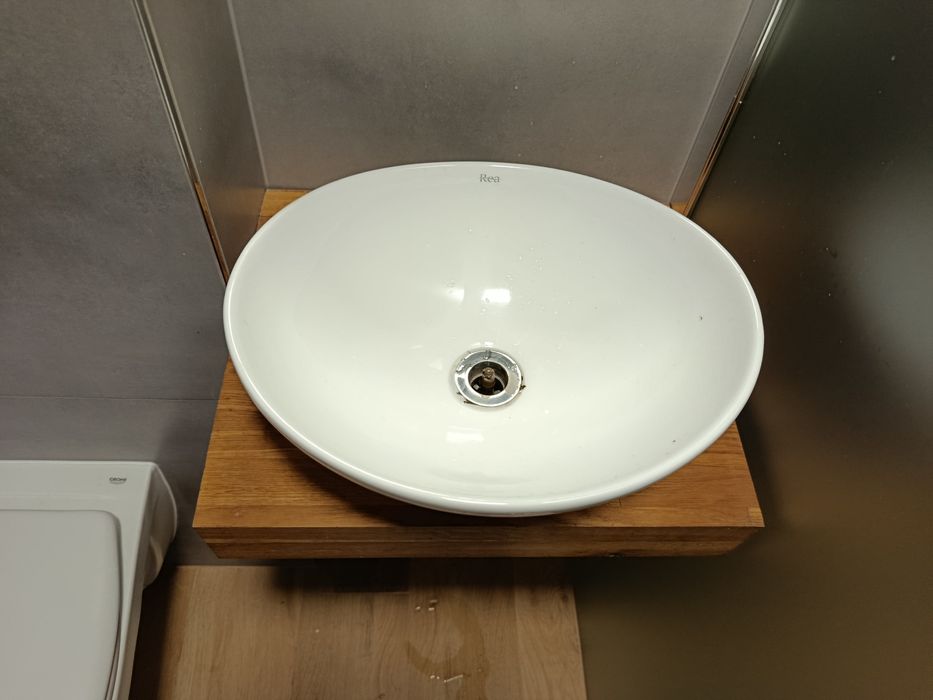 Umywalka ceramiczna wisząca