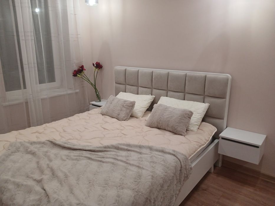 Подобово  квартира .пару годин .ж.д вокзал . Героїв УПА .центр звітні