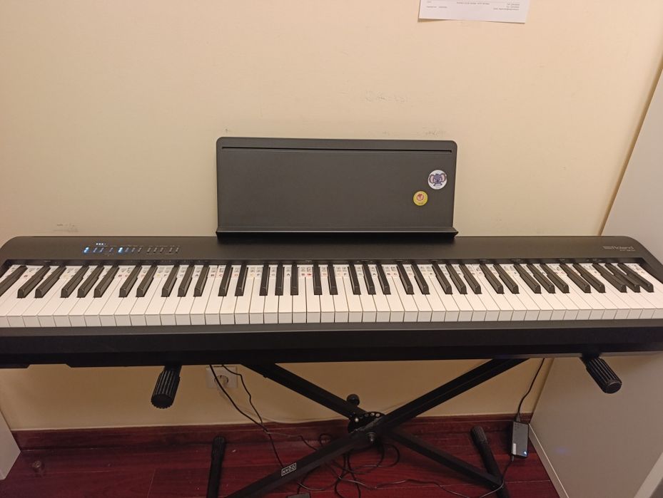 Piano Roland FP-30X com suporte com pouco uso