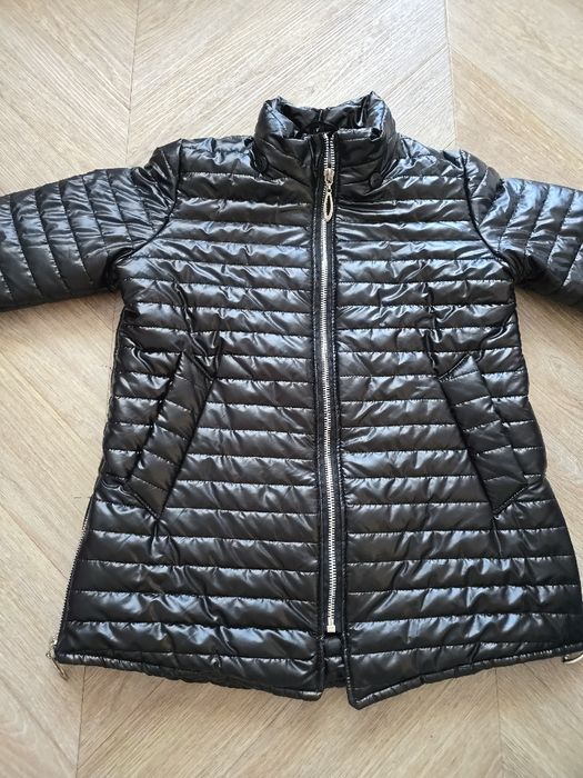 Czarna cienka kurteczka elegancka pikowana zamkiem rozciecia 134